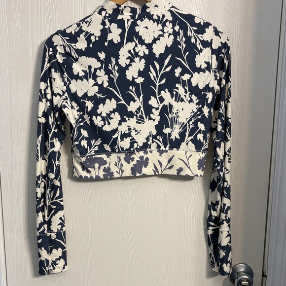 CALIA by Carrie Underwood Navy and Cream Floral Crop Top - Picture 4 of 6